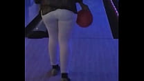 Registrare le natiche di un amico mentre gioca a bowling. Breve video fash.