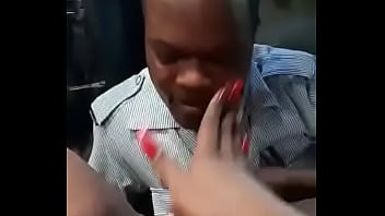 Jamaikanischer Polizist, der Muschi isst