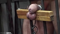 CBT пытка яичка с позорным столбиком яичка, связанная в клетке, порка, пытка в камере, допрос раба, пытка, пытка