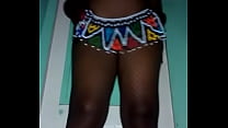 Симпатичная африканская девушка показывает свою красивую задницу и киску
