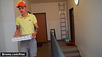 (Jamie Owens) livre la pizza dans le moment exact (Jerom) e Is Horny veut se masturber - Bromo