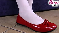 Возбужденная медсестра в чулках играет со своими туфлями и ступнями