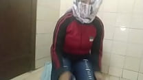 Mamá árabe musulmana العربية الجنس أمي se masturba chorreando coño en la webcam en vivo en lugar de orar "