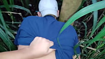 Homem casado dando o cu enquanto escurece no mato