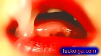 Primo piano estremo su eiaculazioni in bocca e labbra
