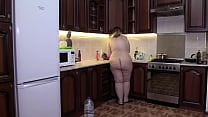 BBW desnuda con una jugosa PAWG le encanta cocinar la cena sin ropa Fetiche casero