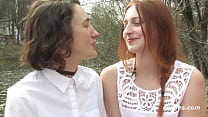 Lesbianas aficionadas se bajan con un consolador de doble cabeza