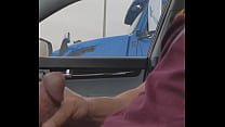 トラック運転手はコックを見た後親指をあきらめる