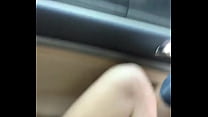 Un mâle mignon se branle en public en voiture