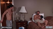 Мускулистый медведь (Колби Янсен) поедает тугую задницу твинков (Тайлер Свит) перед тем, как долбить ее раком - Мужчины