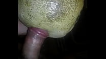 Enfiando o pau em um melão