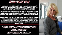 Sindy Rose in abito grigio estremo dildo anale e prolasso
