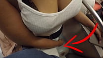 Milf loira desconhecida com seios grandes começou a tocar meu pau no Subway! Isso é chamado de sexo vestido?