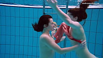 Chicas lesbianas bajo el agua más calientes