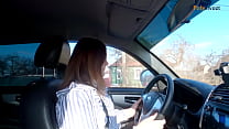 Chica rusa pasó el examen de licencia (mamada, público, en el coche)