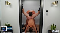 Hengst (JJ Knight) frisst Twinks (Joey Mills) aus. Enger, kleiner Hintern knallt ihn in einem Aufzug - Männer - Folgen Sie Joey Mills und schauen Sie sich ihn unter www.men.com/joey an