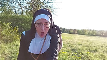 Эта монахиня наполняет ее задницу спермой перед тем, как пойти в церковь !!
