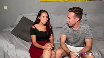 21歳の経験の浅いカップルはポルノが大好きで、このビデオを送ってください