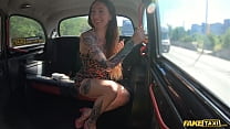 Taxi finto La ragazza tatuata seduce il tassista mostrando il suo corpo tatuato