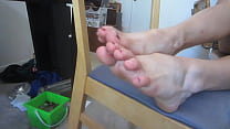 Stuzzicare i piedi pulire i grandi piedi sexy