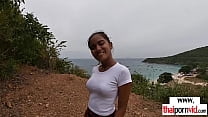 Amateur Thai Teen Cherry von einem großen weißen Schwanz von hinten im Freien gefickt