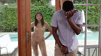 Il patrigno arrapato guarda la sua figliastra nera che si masturba in piscina