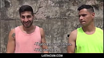 LatinCum.com - Ragazzo latino etero e migliore amico gay caldo scopano per soldi
