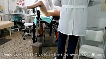 Orgasmo per donna matura sulla sedia ginecologica