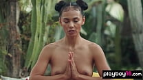 La MILF aux gros seins Daniella Smith et une jeune fille introduisant des pratiques de yoga érotiques
