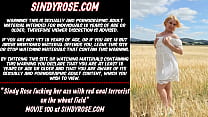 Sindy Rose si scopa il culo con un terrorista anale rosso sul campo di grano