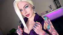 Ino por Helly Rite provocando tatuagens de piercings em redes de arrasto amadoras de vídeo em 4K completo