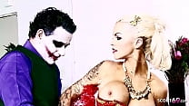 Le Joker Porn Parody Sexe en groupe avec 4 jeunes filles parfaites