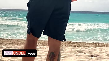 Un garçon latin tatoué se fait bourrer le cul pour de l'argent