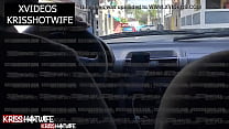 Kriss Hotwife taquine le chauffeur d'Uber et montre des appels vidéo avec la corne d'Uber attrapant ses seins