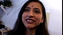 Indische Ehefrau will zum ersten Mal doppelt penetriert werden, also bittet ihr Ehemann den Nachbarn um Hilfe