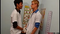 Uniformierte Twinks züchten asiatische Patienten in Dreier für Sperma