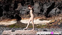 A modelo ruiva incrível Heidi Romanova posou ao ar livre totalmente nua