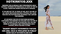 Belleza del desierto Hotkinkyjo fisting su agujero anal y prolapso en público