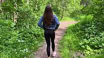 Als ich durch den Wald ging, traf ich ein Mädchen und beschloss, sie im Wald zu ficken