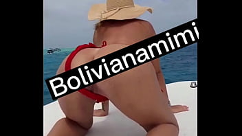 Mira ese paseo turistico con mi culito como atraccion principal.... el capitan me dejo ir en el techo del barco para dar un showzinho  Video completo en bolivianamimi.tv