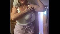 Rosie MILF Curvy: Travailler Les Biceps En Short Booty
