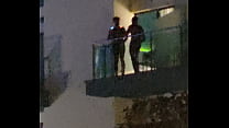 Des mecs surpris en train de baiser sur le balcon
