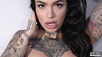 La beauté tatouée Leigh Raven utilise sa langue fendue pour lécher l'anus de Michael Vegas