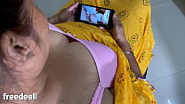 Belle-soeur indienne regardant un film bleu et prête à faire l'amour avec