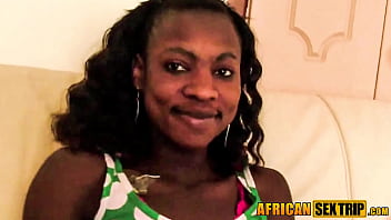 Губы африканской крошки с мягкой улыбкой созданы для сосания члена