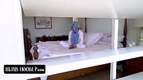 Мусульманская крошка нуждается в отвлечении, и ее долбят в ее спальне, пока ее приемные родители отсутствуют