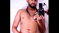Geiler junger Latino streichelt seinen großen unbeschnittenen Schwanz im Spiegel, bis er abspritzt