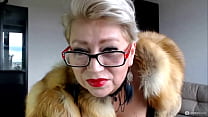 Die reife russische Webcam-Hure AimeeParadise im Pelzmantel bläst ihrem virtuellen Sklaven Rauch ins Gesicht!