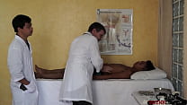 Paciente asiático lambido anal enquanto procriado por médicos