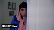 Любопытной мусульманской красотке с идеальной задницей в хиджабе возбужденный инструктор долбит ее тугую киску